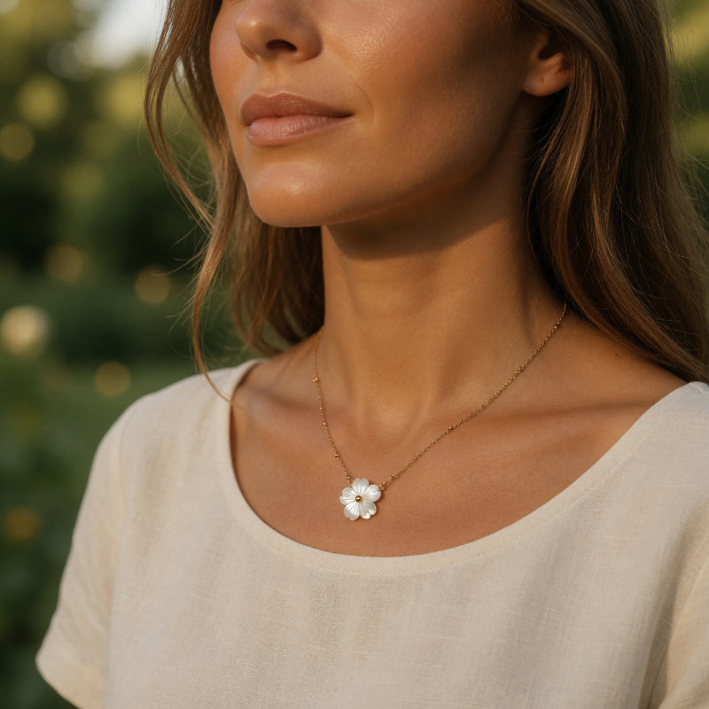 Collier Pendentif Fleur Nacrée Acier Inoxydable Doré - Bijou Floral Femme